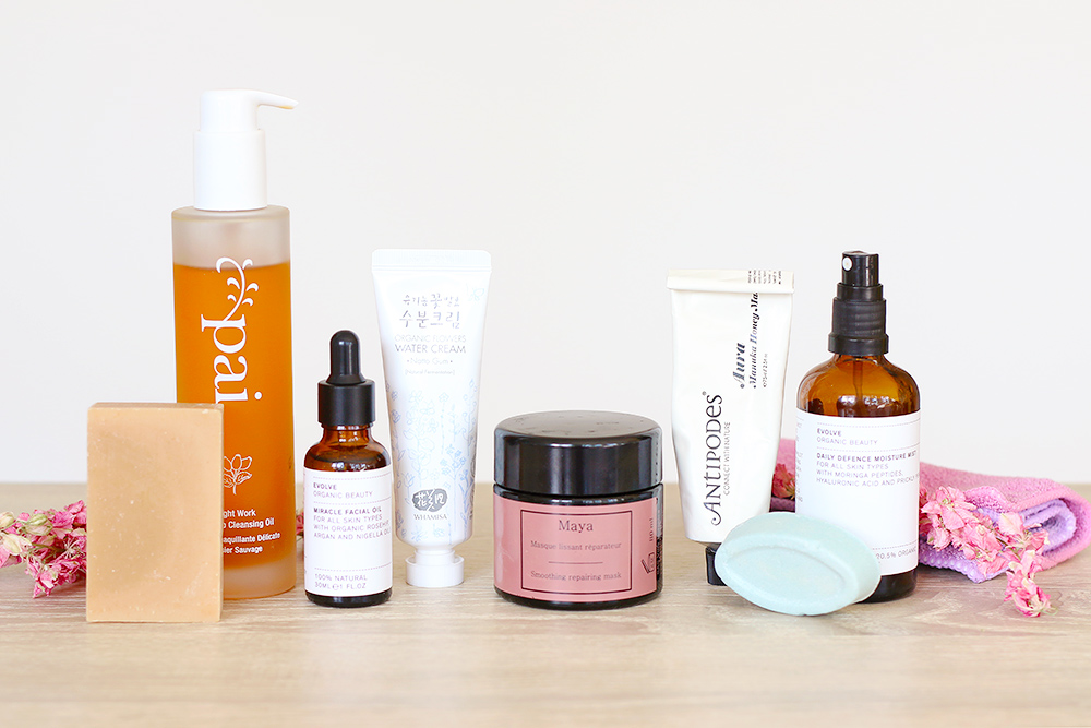 Routine soins visage peau grasse Maroc – nettoyant, sérum niacinamide, crème hydratante et écran solaire